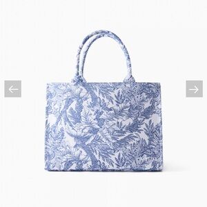 Aritzia Keep Tote White/Midnight Cotton Lined Tote Bag 
Blue/White Pattern Women